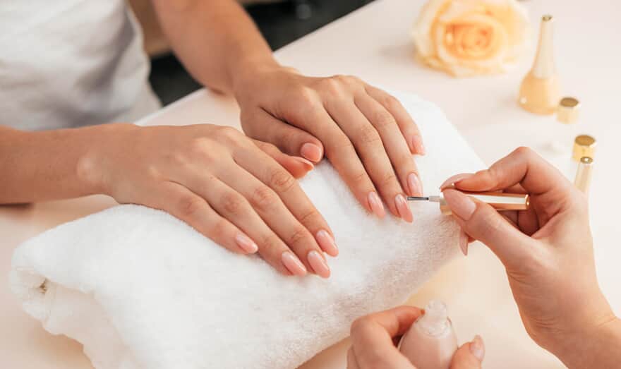 Mulher trans teve pedido de serviço de manicure negado em salão de beleza. (Imagem: Freepik)